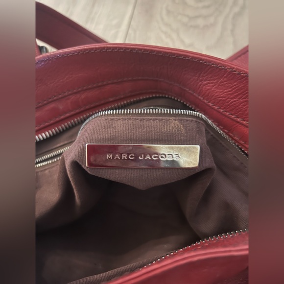 MARC JACOBS MERLOT COLORED BAG! The original MARC JACOBS. Retail over $600 - Picture 6 of 15